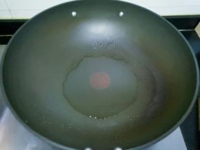 将蒸出来的汤汁倒入锅中，加入1勺蒸鱼鼓油，1勺鸡粉，大火煮开，加入水淀粉煮开