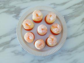 蒸好的虾仁小心端出来