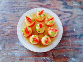 将汤汁淋在在上面，用红辣椒和小葱装饰一下