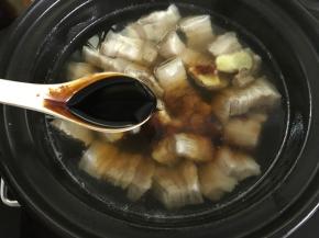 放入生抽和老抽。