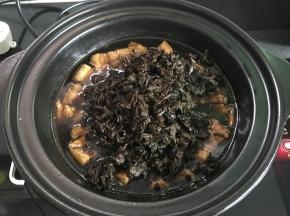 10分钟后加入梅干菜碎。