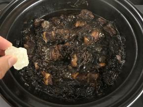 小火焖至肉酥，加入适量冰糖，大火收汁。