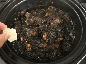 小火焖至肉酥，加入适量冰糖，大火收汁。