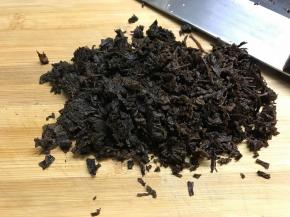 梅干菜用热水浸泡发涨后切碎。