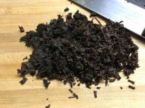 梅干菜用热水浸泡发涨后切碎。