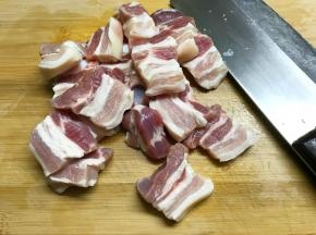 把五花肉洗净切成小块状。