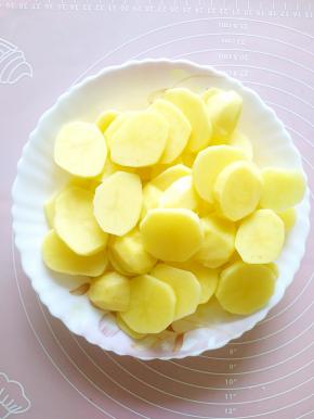 土豆切成稍厚一点儿的土豆片。