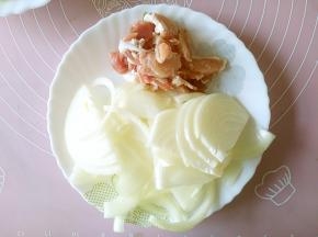 圆葱切丝备用