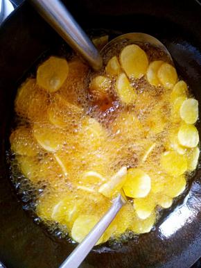 锅中热油，炸土豆片，复炸一到两次即可。