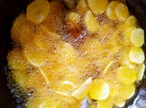 锅中热油，炸土豆片，复炸一到两次即可。