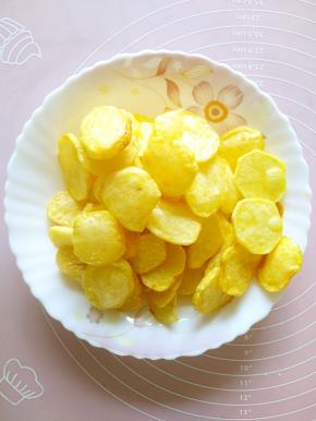 土豆片炸熟之后盛出备用