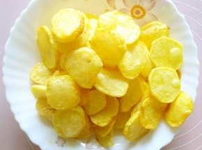 土豆片炸熟之后盛出备用