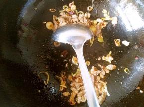 炒锅中放入少许植物油，肉片倒入翻炒至变色，加入一小勺郫县豆瓣酱，葱花，花椒粉，盐爆香。