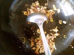炒锅中放入少许植物油，肉片倒入翻炒至变色，加入一小勺郫县豆瓣酱，葱花，花椒粉，盐爆香。