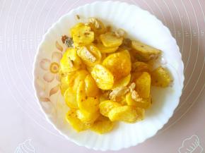 之后把已经炸好的土豆片倒入快速翻炒均匀，马上出锅装盘备用。