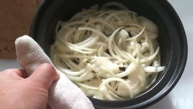 把炒好圆葱丝的锅体移至酒精煲上面