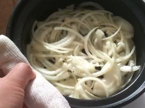 把炒好圆葱丝的锅体移至酒精煲上面