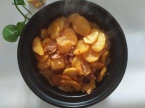 把炒好的土豆片铺在圆葱上面