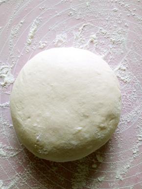 面粉加入少许的酵母粉和白砂糖放在温暖处发酵两个小时左右，取出按压排气。