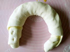 擀成大面皮抹油撒面粉，再撒上葱花和少许盐，之后卷起。