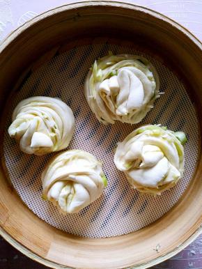 卷起放在蒸笼里，盖上盖子再次醒发。