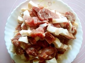 猪肉切成小块儿