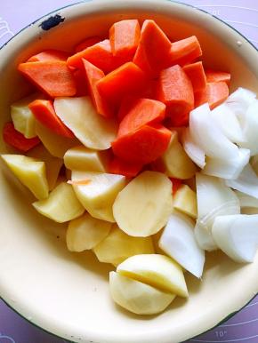 土豆圆葱和胡萝卜都切成滚刀块儿