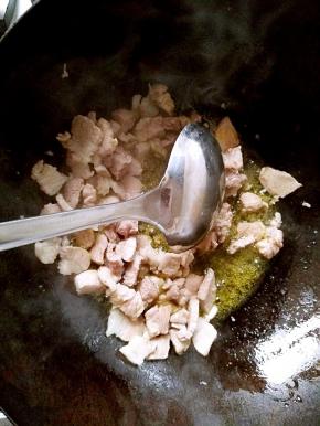 炒锅中加入适量植物油，把肉块放入翻炒至变色