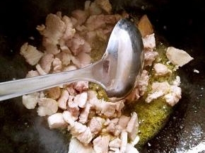 炒锅中加入适量植物油，把肉块放入翻炒至变色