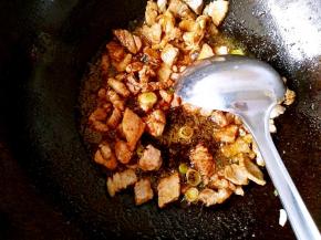 加入葱花，花椒粉以及生抽爆香。