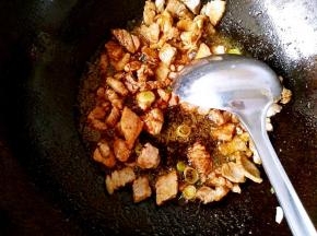 加入葱花，花椒粉以及生抽爆香。