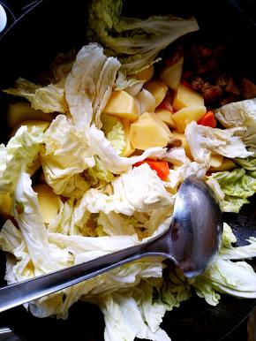 把准备好的蔬菜统统倒入锅中翻炒。