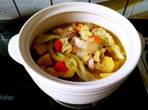 把炒好的菜倒入陶煲王的蒸煲中，加入适量清水和盐。