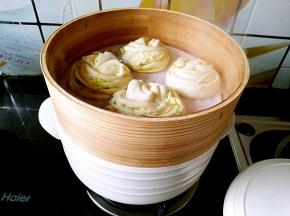 开锅之后把已经二发好的花卷放在蒸煲上。