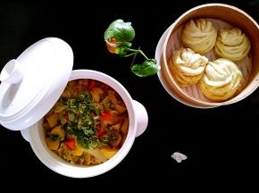 十五分钟之后关火再焖五分钟，就可以直接端上桌开吃了。炖菜可口，花卷暄软，想想都好吃呢！
