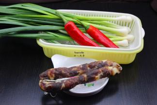 准备食材：蒜苗、腊肠、红辣椒；