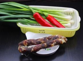 准备食材：蒜苗、腊肠、红辣椒；