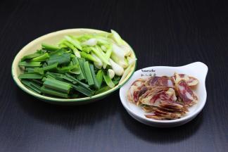 蒜苗洗净，切段；腊肠切片、辣椒切好；