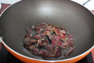 热锅，倒油，小火煸香腊肠至熟，起锅；