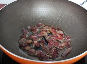 热锅，倒油，小火煸香腊肠至熟，起锅；