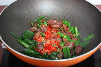 加入煎好的腊肠；