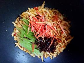 放入三种配菜翻炒片刻。