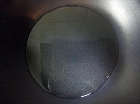 热锅倒油烧至八成热。