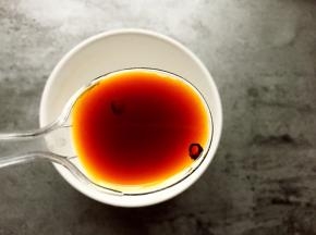 另取碗加入一勺生抽、一勺醋、一勺白糖、一勺清水调匀备用。