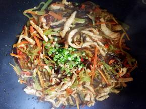 最后放入小葱翻炒20秒即可出锅。