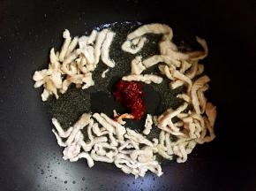 加入一勺豆瓣酱炒出香味。