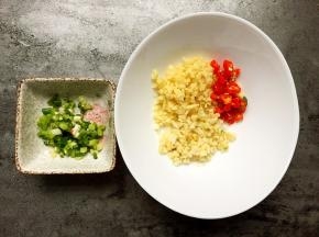 将泡椒泡姜切小碎末，葱切小碎末备用。