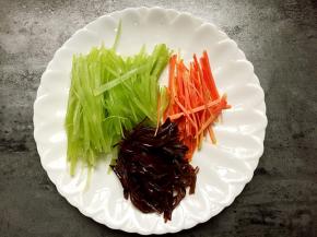 将三种配菜切丝备用。