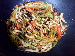 浇入糖醋汁翻炒片刻。