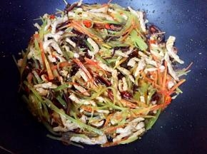 浇入糖醋汁翻炒片刻。